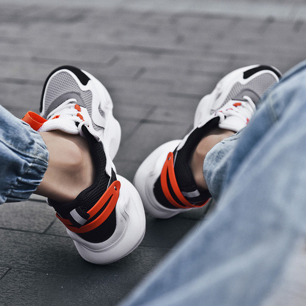 Új férfi tornacipő modell durva talppal