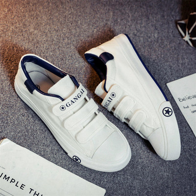 Alkalmi férfi vászon tornacipő matricákkal