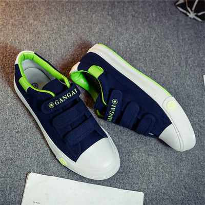 Alkalmi férfi vászon tornacipő matricákkal