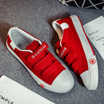 Alkalmi férfi vászon tornacipő matricákkal