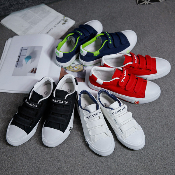 Alkalmi férfi vászon tornacipő matricákkal