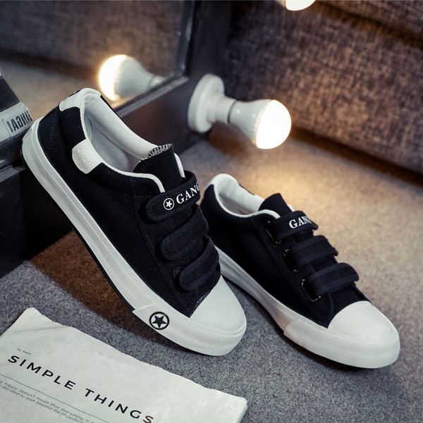 Alkalmi férfi vászon tornacipő matricákkal