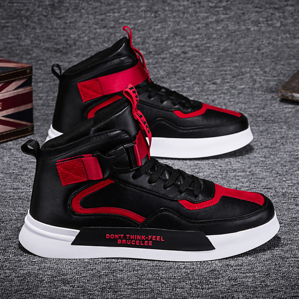 Moodsad ökonahast meeste tossud, mille talla peal on kiri