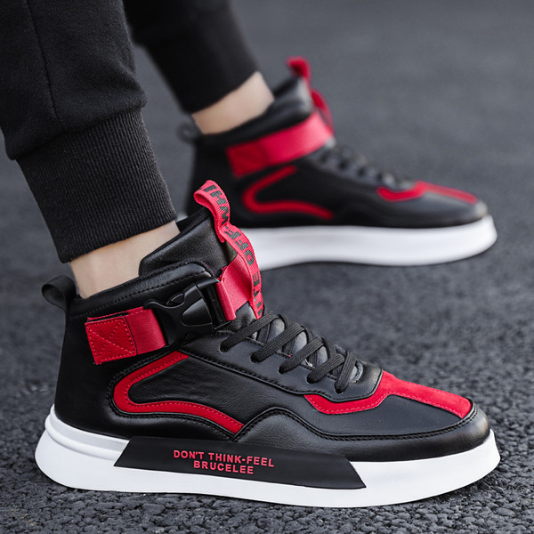 Moodsad ökonahast meeste tossud, mille talla peal on kiri