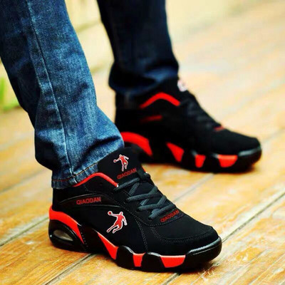 Modern férfi tornacipő magas talppal