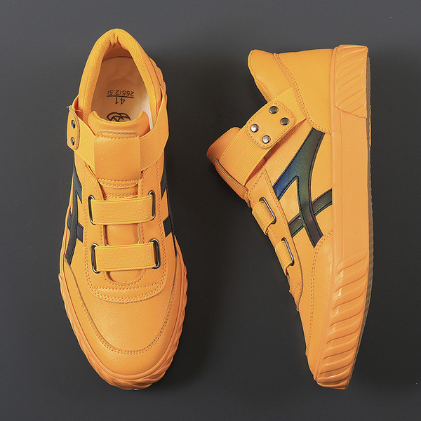 ÚJ modell férfi tornacipő gombokkal és gumival