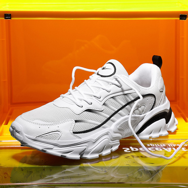 Kareda talla ja paeltega vabaaja kolmevärvilised meeste tossud