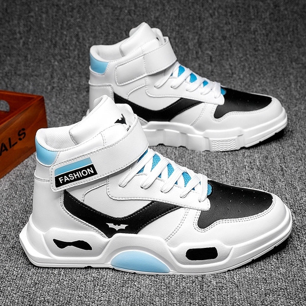 Moodsad paelte ja kleebistega meeste kõrge mudeliga tossud