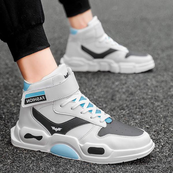 Moodsad paelte ja kleebistega meeste kõrge mudeliga tossud