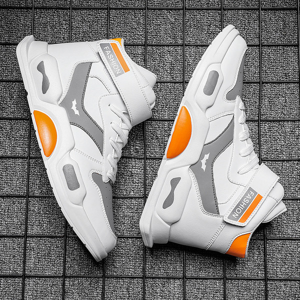 Moodsad paelte ja kleebistega meeste kõrge mudeliga tossud