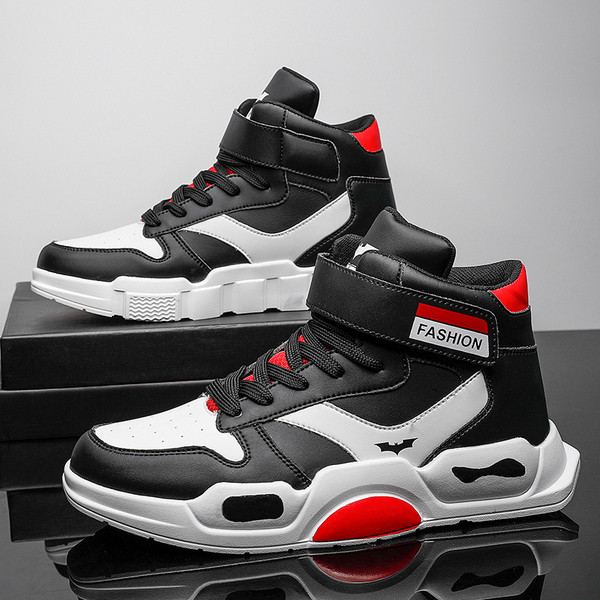 Moodsad paelte ja kleebistega meeste kõrge mudeliga tossud