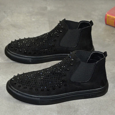 Férfi tornacipő ÚJ modell kövekkel és lyukakkal, fekete színben