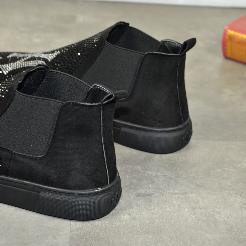 Férfi tornacipő ÚJ modell kövekkel és lyukakkal, fekete színben