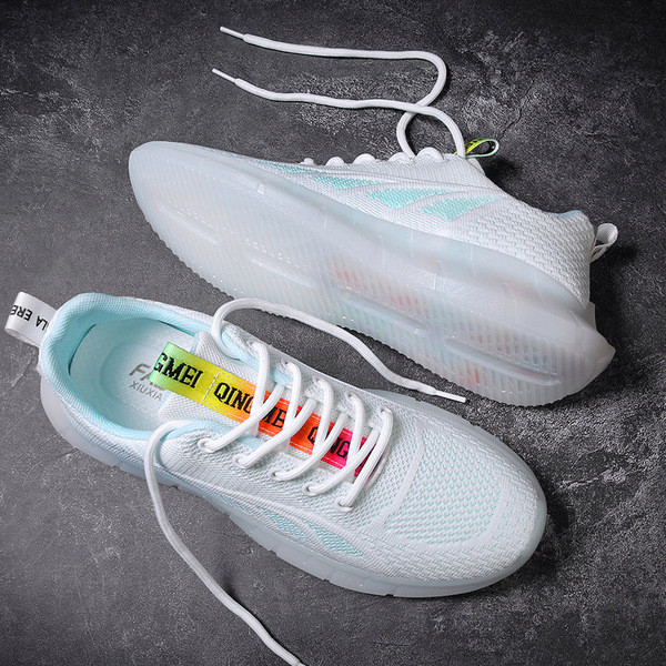 Alkalmi férfi tornacipő színes felirattal a nyelvén