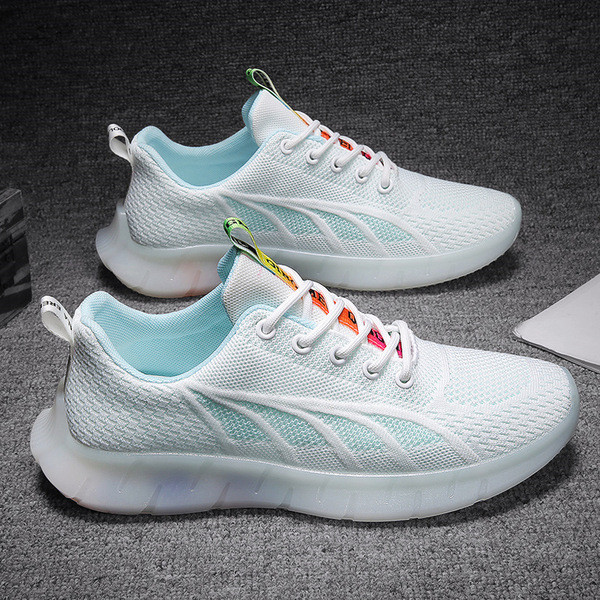 Alkalmi férfi tornacipő színes felirattal a nyelvén