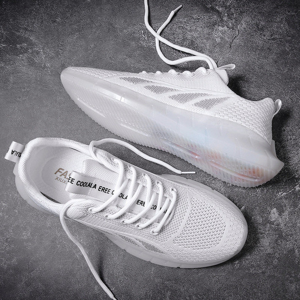 Alkalmi férfi tornacipő színes felirattal a nyelvén