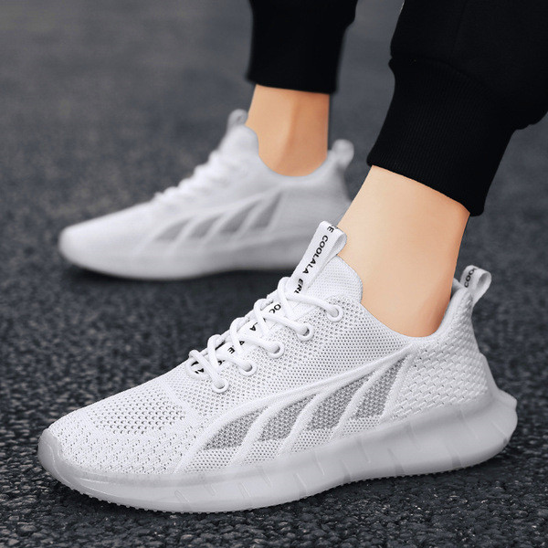 Alkalmi férfi tornacipő színes felirattal a nyelvén