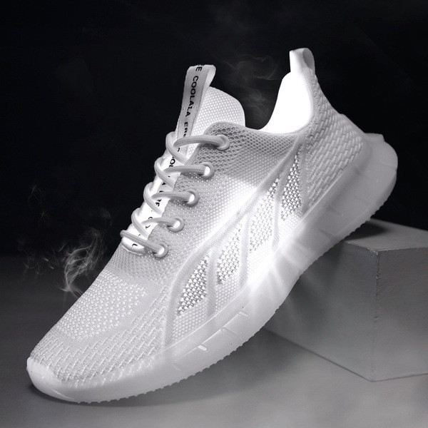 Alkalmi férfi tornacipő színes felirattal a nyelvén