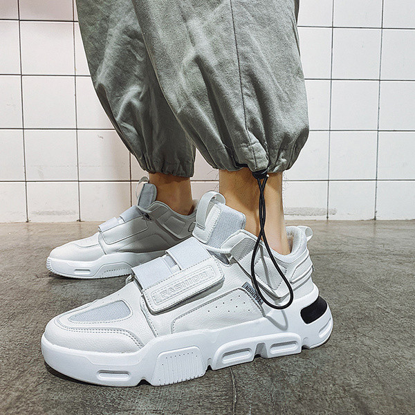 Moodsad kareda talla ja plaastritega meeste tossud