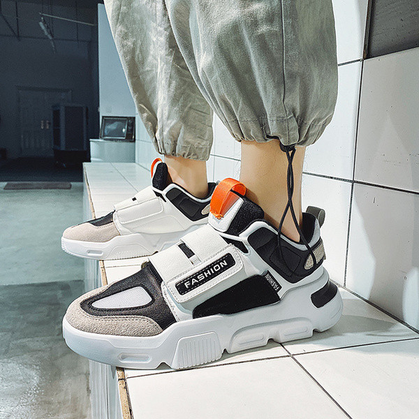 Moodsad kareda talla ja plaastritega meeste tossud