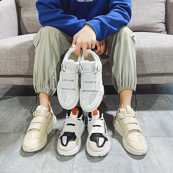 Moodsad kareda talla ja plaastritega meeste tossud