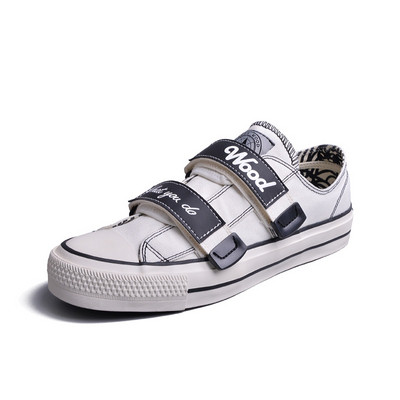 Vászon tornacipő matricákkal és feliratokkal