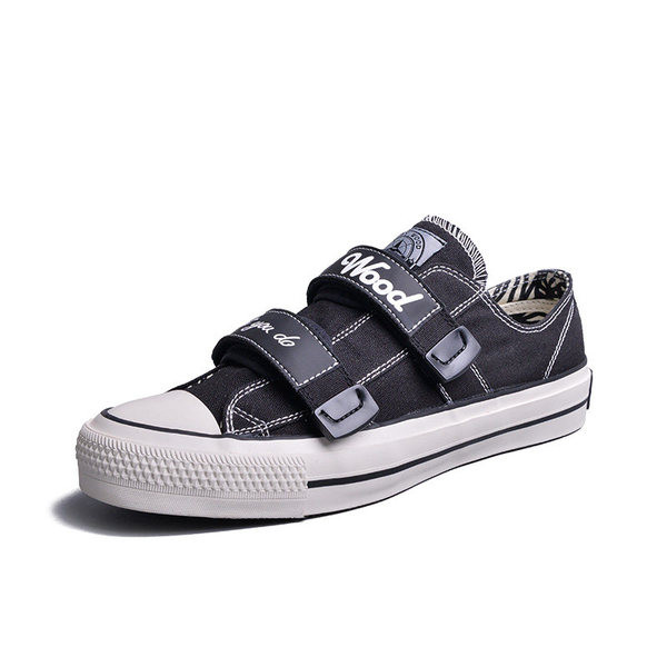 Vászon tornacipő matricákkal és feliratokkal