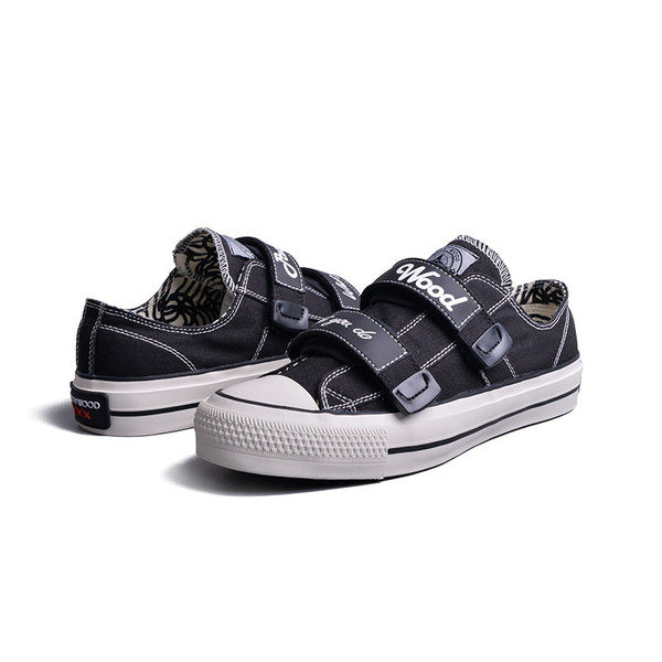 Vászon tornacipő matricákkal és feliratokkal