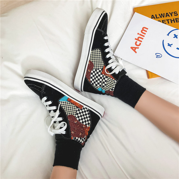 Színes mintázatú, lezser férfi tornacipő textilből