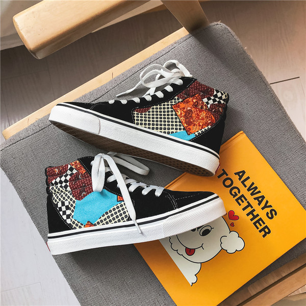 Színes mintázatú, lezser férfi tornacipő textilből