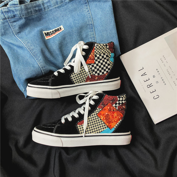 Színes mintázatú, lezser férfi tornacipő textilből