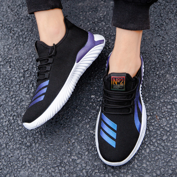 Moodsad värviliste triipudega meeste tossud