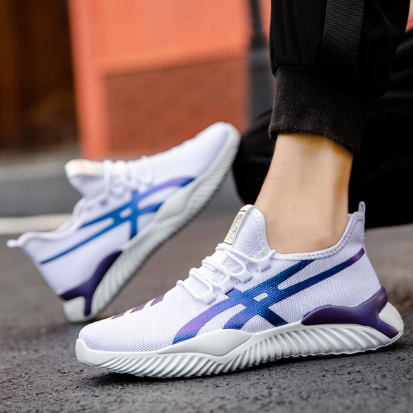 Moodsad värviliste triipudega meeste tossud