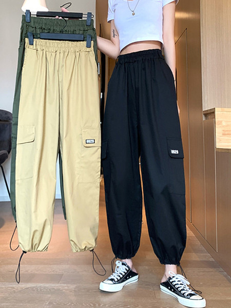 Moodsad kõrge vöökoha ja küljetaskutega naistepüksid