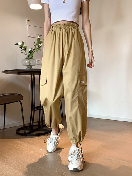 Moodsad kõrge vöökoha ja küljetaskutega naistepüksid