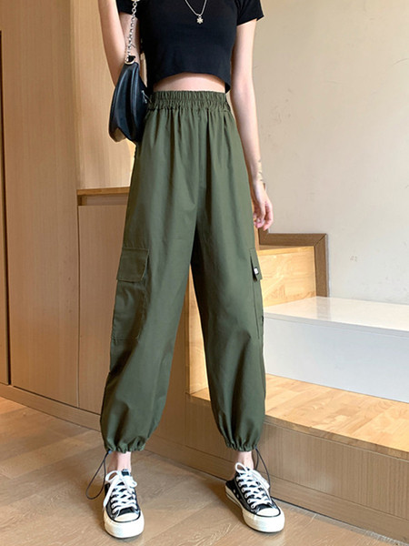 Moodsad kõrge vöökoha ja küljetaskutega naistepüksid