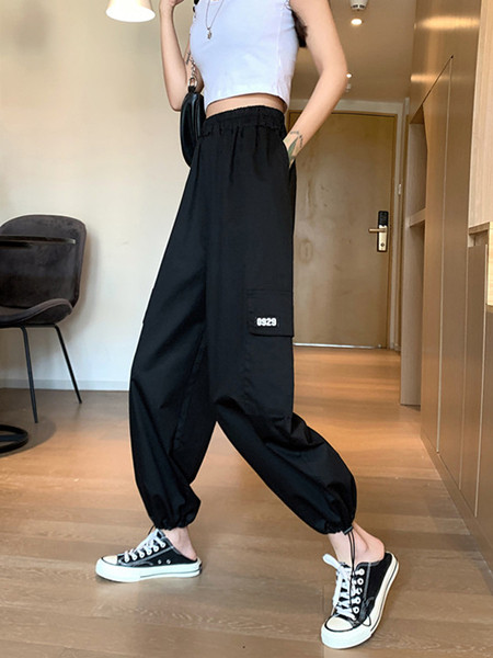 Moodsad kõrge vöökoha ja küljetaskutega naistepüksid