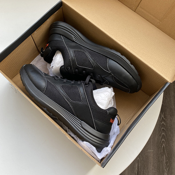 Légáteresztő férfi tornacipő lapos talppal, fekete színben