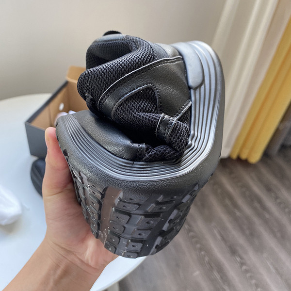 Légáteresztő férfi tornacipő lapos talppal, fekete színben