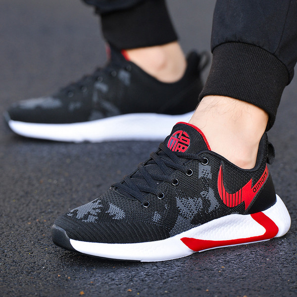 Sportlikud ja igapäevased meeste hingavad tossud