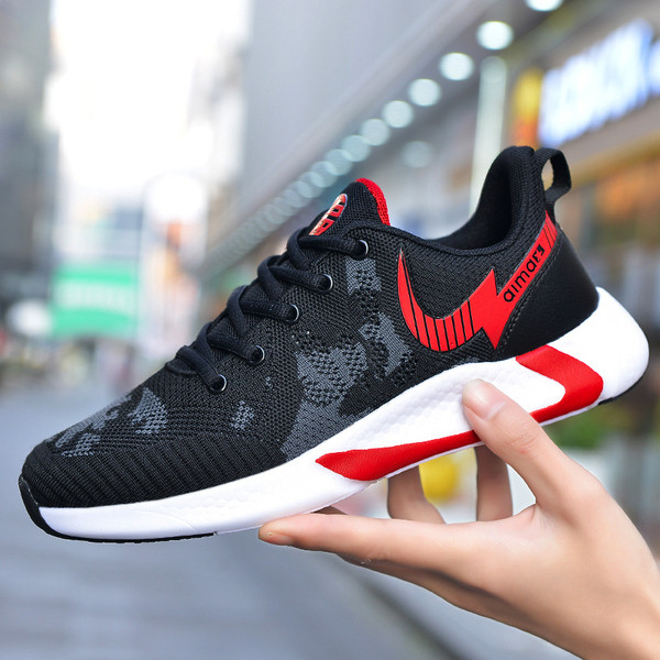 Sportlikud ja igapäevased meeste hingavad tossud