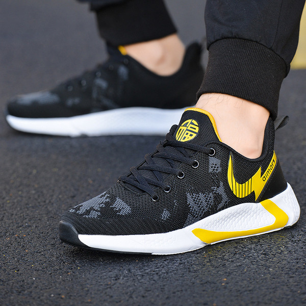 Sportlikud ja igapäevased meeste hingavad tossud