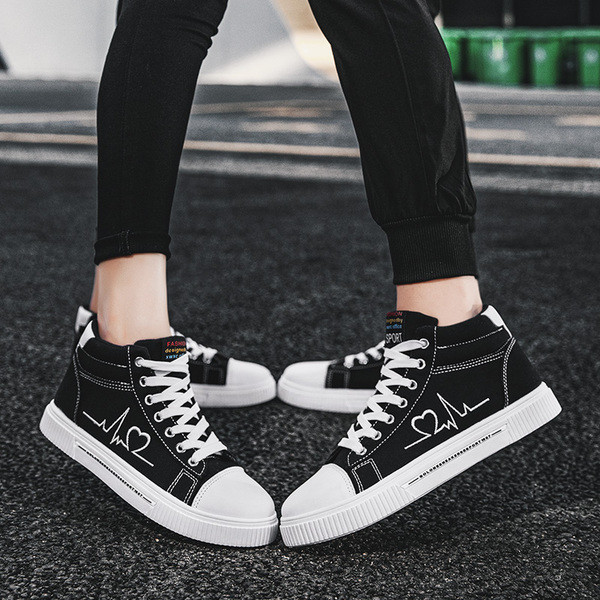 Alkalmi férfi tornacipő lapos talppal és hímzéssel