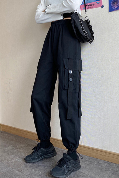 Modern női nadrág nyakkendővel és gombbal