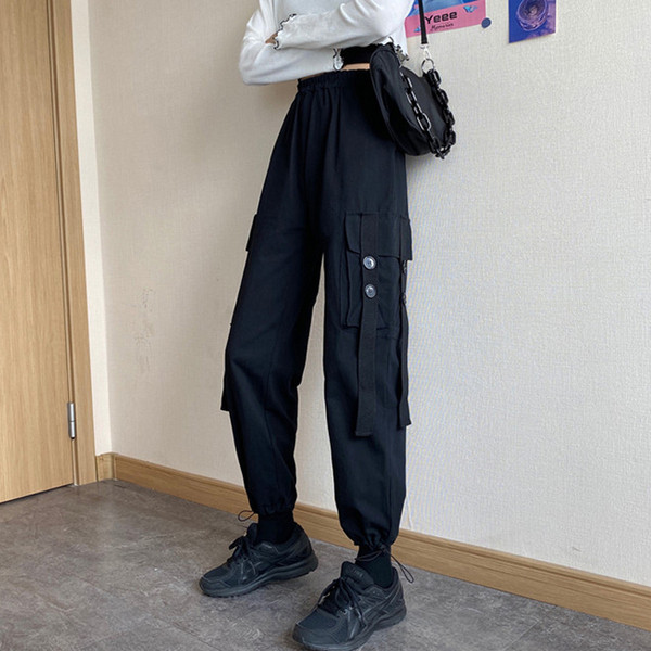 Modern női nadrág nyakkendővel és gombbal