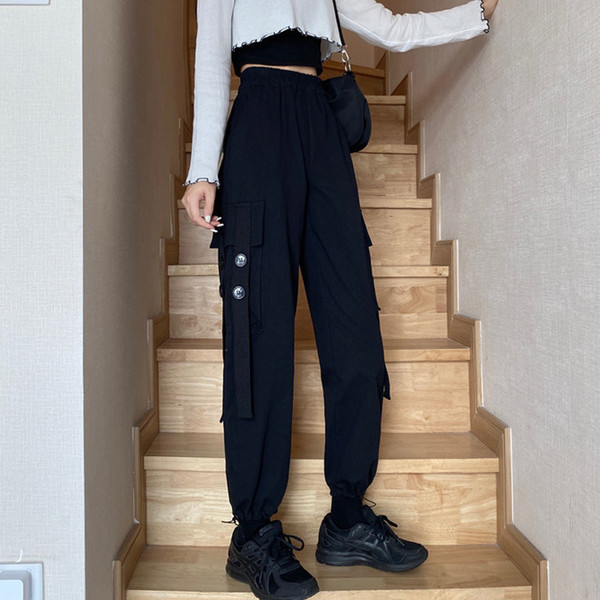 Modern női nadrág nyakkendővel és gombbal