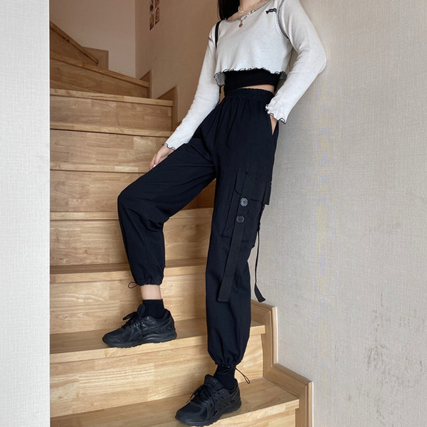 Modern női nadrág nyakkendővel és gombbal