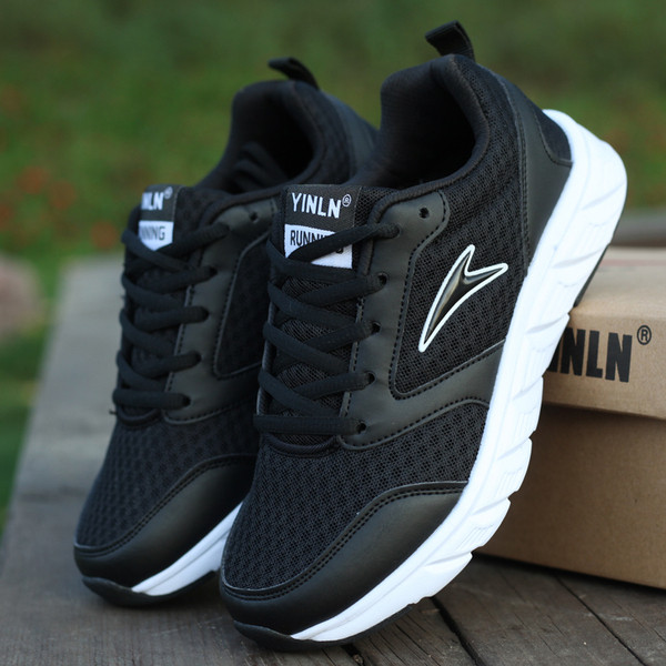 Alkalmi férfi tornacipő nyelvén felirattal