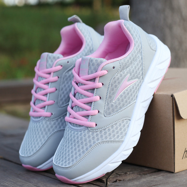 Alkalmi férfi tornacipő nyelvén felirattal