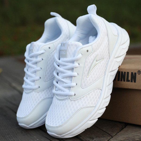 Alkalmi férfi tornacipő nyelvén felirattal